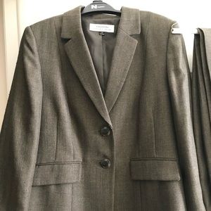 Tahari 2 piece pant suit